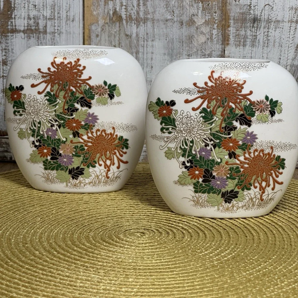 Vintage‎ Japanese Porcelain Flat Vase Chrysanthemum Gold Trim